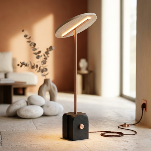 Ta lampa podłogowa ma ciemną kamienną podstawę z wbudowanym pokrętłem w miedzianym odcieniu